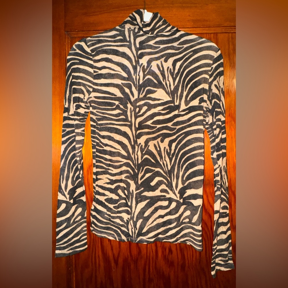 Express Animal Print Top🖤 - Picture 2 of 11